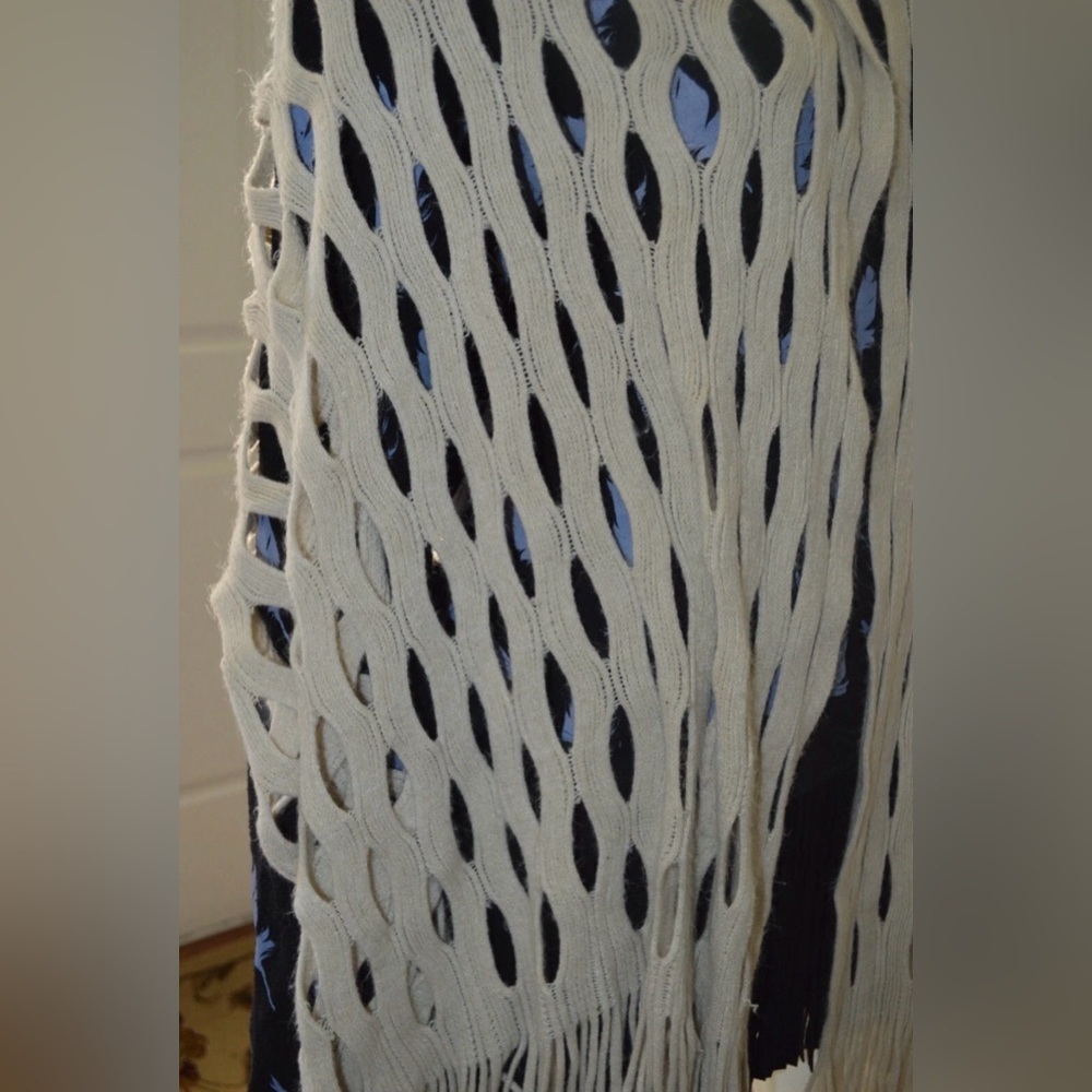 100% Acrylic open-knit shawl with fringe accents - Picture 2 of 3